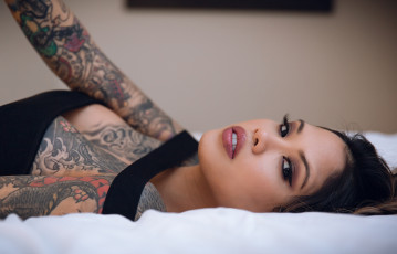 Картинка девушки -unsort+ азиатки девушка азиатка лежит поза взгляд макияж лицо татуировка красотка