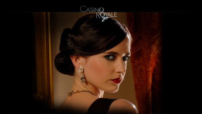 Обои картинки фото кино фильмы, 007,  casino royale, шторы, лицо, агент, девушка, украшения
