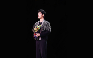 Картинка мужчины xiao+zhan актер сцена цветы