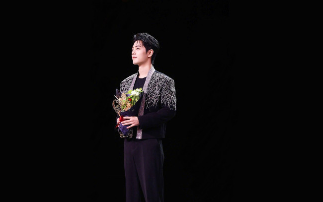 Обои картинки фото мужчины, xiao zhan, актер, сцена, цветы