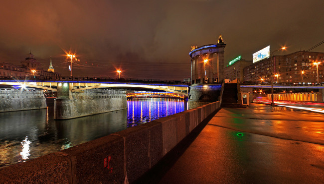Обои картинки фото города, москва, россия, мост, огни, ночь, река, дома