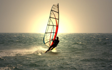 Картинка спорт водный+спорт water парус закат море windsurfing man парень брызги вода солнце спортсмен