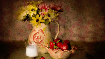 Картинка еда клубника +земляника ягоды ваза цветы молоко