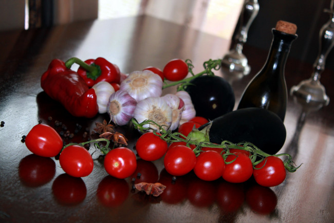 Обои картинки фото еда, овощи, помидоры, бадьян, баклажан, перец, чеснок, томаты