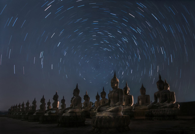 Обои картинки фото разное, религия, таиланд, статуи, будды, ночь, звезды, круговорот