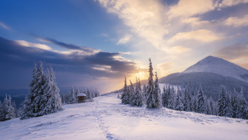 Картинка природа зима ёлки красота сугробы горы небо пейзаж ели домик солнце лес простор облака следы снег сруб тропинка