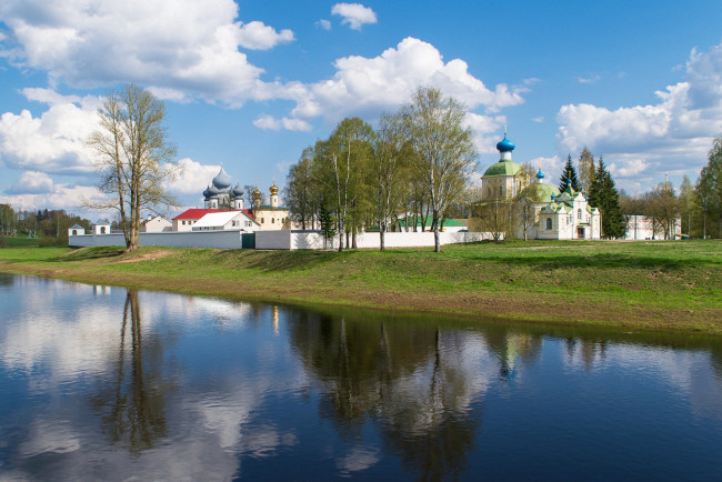 Обои картинки фото города, - православные церкви,  монастыри, трава, река, облака, деревья