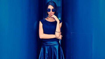 Картинка девушки -unsort+ брюнетки темноволосые юбка брюнетка очки синий топ