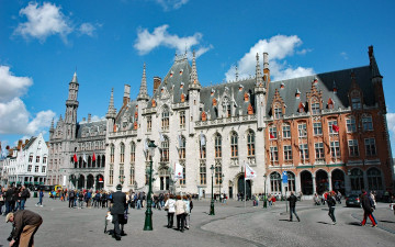 Картинка города брюгге+ бельгия прохожие фонари площадь