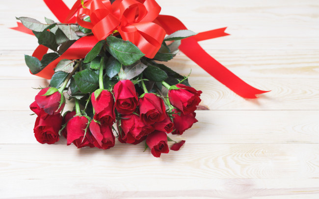Обои картинки фото цветы, розы, букет, красные, romantic, лента, bud, flowers, red, бутоны, бант, wood, roses