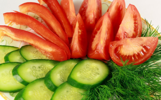 Обои картинки фото еда, салаты,  закуски, помидоры, огурцы, зелень, томаты