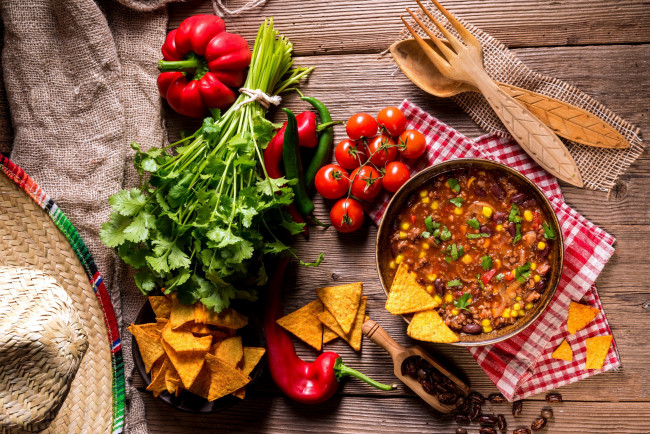 Обои картинки фото еда, первые блюда, фасолевый, суп, перец, чипсы, помидоры, томаты