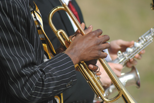 Обои картинки фото музыка, -музыкальные инструменты, саксофон, труба, руки
