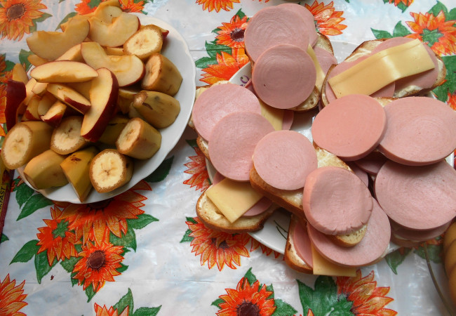 Обои картинки фото еда, бутерброды,  гамбургеры,  канапе, яблоки, бананы, сыр, хлеб, колбаса