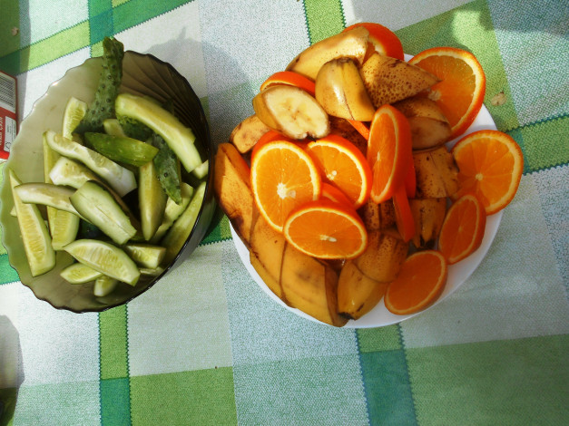 Обои картинки фото еда, бананы, ежа, огурцы, апельсины, фрукты