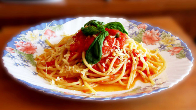 Обои картинки фото еда, макаронные блюда, базилик, сыр, соус, спагетти