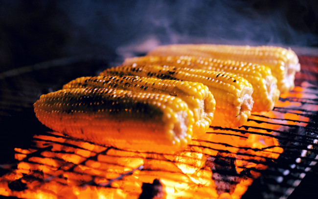 Обои картинки фото еда, кукуруза, гриль, огонь, початки