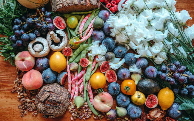 Обои картинки фото еда, разное, инжир, бобовые, грибы, виноград, хлеб, эустома