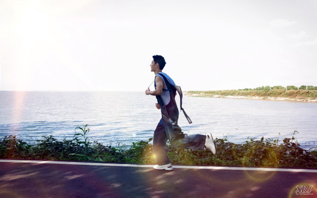Обои картинки фото мужчины, xiao zhan, актер, комбинезон, бег, дорога, озеро