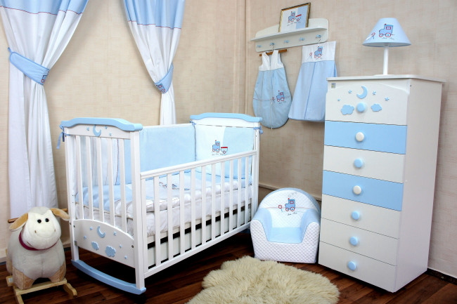 Обои картинки фото интерьер, детская, комната, голубой, комод, лампа, шторы, кроватка
