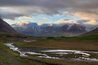 Картинка природа горы исландия река долина облака