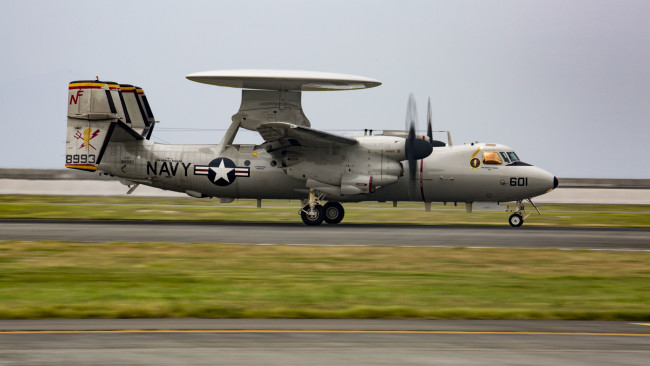 Обои картинки фото grumman e-2 hawkeye, авиация, авакс,  дрло,  разведывательные самолёты, американский, палубный, самолет, дальнего, радиолокационного, обнаружения