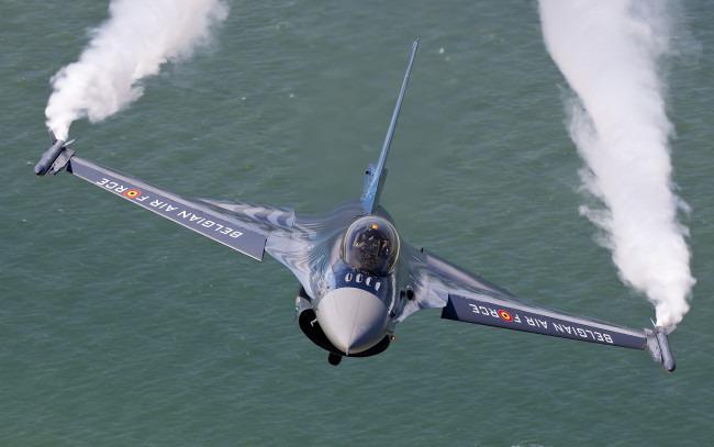 Обои картинки фото авиация, боевые, самолёты, море, полёт, f-16, истребитель, вода
