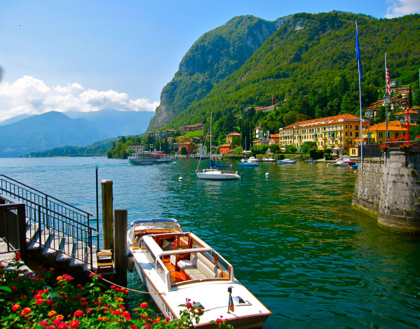 Обои картинки фото menaggio, italy, города, пейзажи, горы, яхты, катера, lake, como, италия, озеро