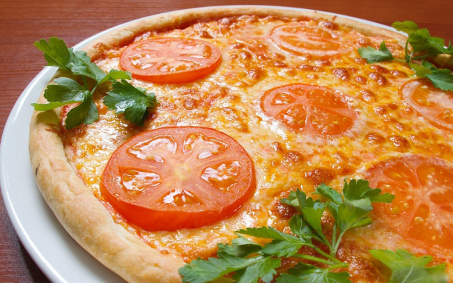 Обои картинки фото еда, пицца, петрушка, помидоры, зелень, томаты