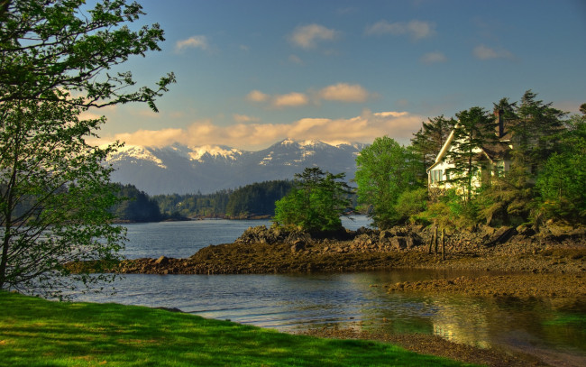 Обои картинки фото природа, реки, озера, дом, деревья, горы, sitka, река, аляска, alaska