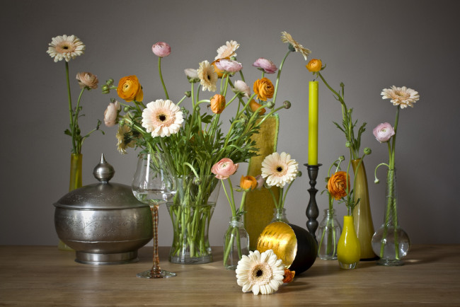 Обои картинки фото цветы, разные, вместе, вазы, натюрморт, свеча, ранункулюс, герберы