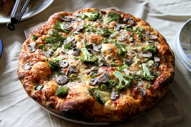 Обои картинки фото еда, пицца, лепешка, брокколи, грибы
