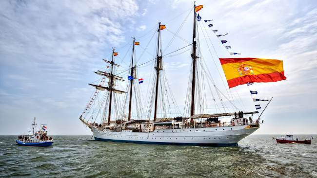 Обои картинки фото juan sebastian de elcano, корабли, разные вместе, парусник, океан, буксир