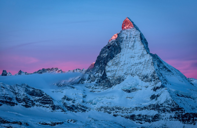 Обои картинки фото природа, горы, снег, холод, свет, небо, первые, лучи, утро, альпы, гора, маттерхорн