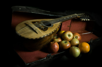 обоя mandolin and fruit, музыка, -музыкальные инструменты, мандолина, яблоки, футляр
