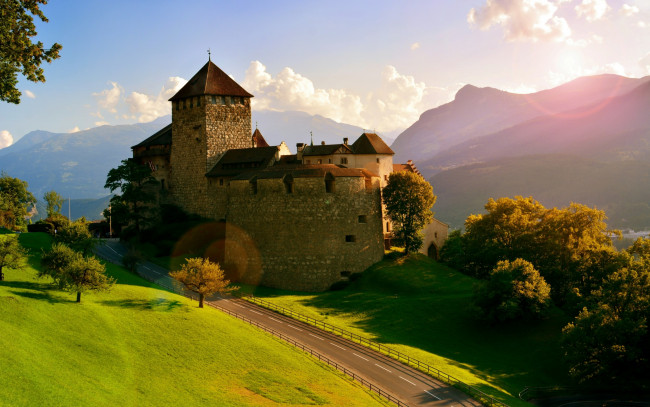 Обои картинки фото города, замки германии, vaduz, castle, лихтенштейн, деревья, горы, дорога, альпы, замок, вадуц, alps, liechtenstein