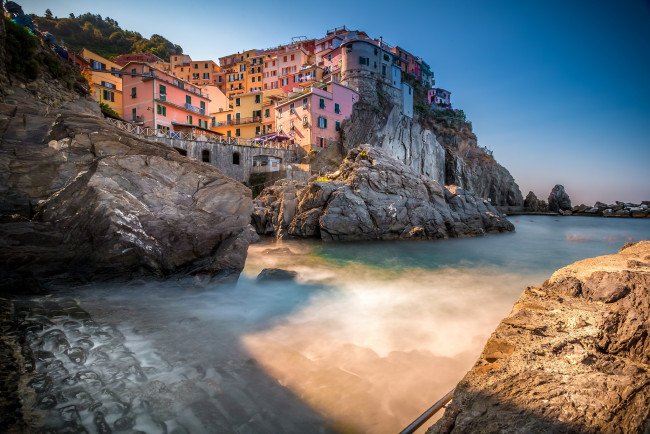 Обои картинки фото manarola @italia, города, амальфийское и лигурийское побережье , италия, море, скала, городок