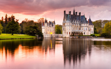 обоя chateau de la bretesche, города, замки франции, франция, деревья, пруд, парк, замок