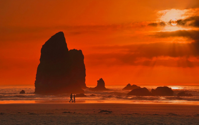 Обои картинки фото природа, восходы, закаты, пара, скалы, солнце, оранжевое, небо, пляж, волны