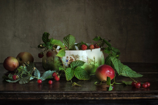 Обои картинки фото еда, натюрморт, ветки, миска, фрукты, ягоды, нектарин, малина, смородина, листья