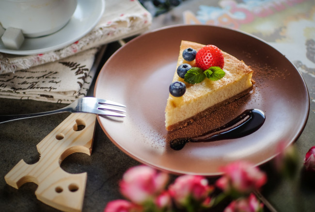 Обои картинки фото еда, торты, торт, клубника, ягоды, чизкейк, голубика