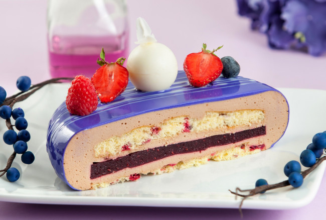Обои картинки фото еда, торты, ягоды, глазурь, торт, клубника