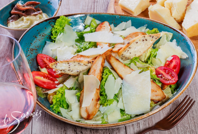 Обои картинки фото еда, салаты,  закуски, мясо, пармезан, салат, помидор