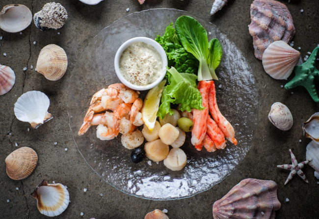 Обои картинки фото еда, рыба,  морепродукты,  суши,  роллы, гребешки, креветки, соус, ракушки