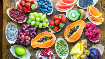 Картинка еда фрукты +ягоды папайя клубника малина киви виноград