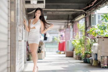 Картинка девушки -+азиатки азиатка улыбка белое платье мини