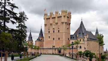 Картинка города замки+испании cеговия кастилия и леон алькасар де сеговия замок испания средневековое искусство архитектура военные здание флаг