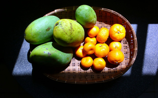 Обои картинки фото еда, фрукты, ягоды, корзина, мандарин