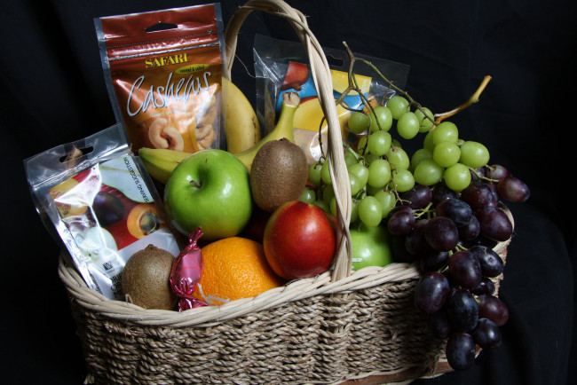 Обои картинки фото еда, фрукты, ягоды, виноград, корзина, апельсин, яблоко