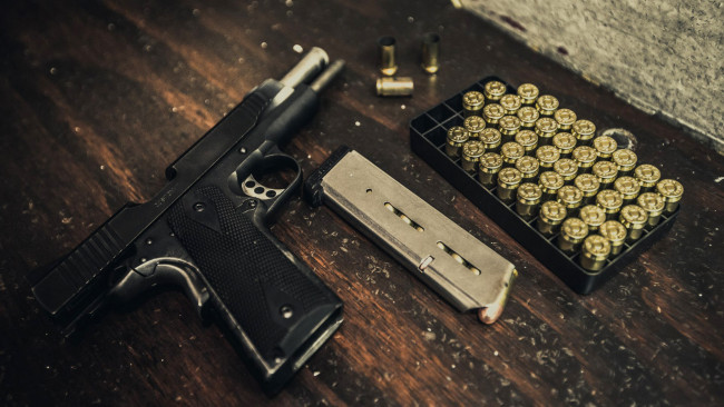 Обои картинки фото оружие, пистолеты, пистолет, патроны, обойма